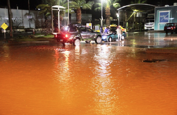 Bodrum’da dereler taştı, ağaçlar devrildi, araçlar yolda kaldı - Resim: 3