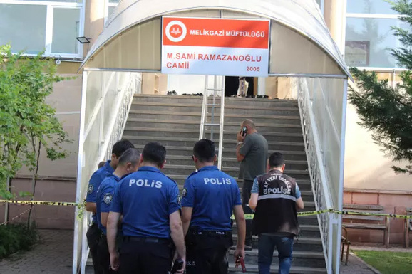 Tartıştığı adamın camide namaz kılarken boğazını kesti - Resim: 0