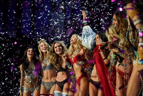 Victoria’s Secret defilesinde dikkat çeken Tülin Şahin detayı! - Resim: 1