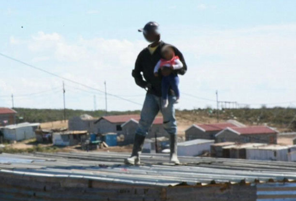 İnanılmaz anlar! Canavar baba bebeğini çatıdan attı - Resim: 3