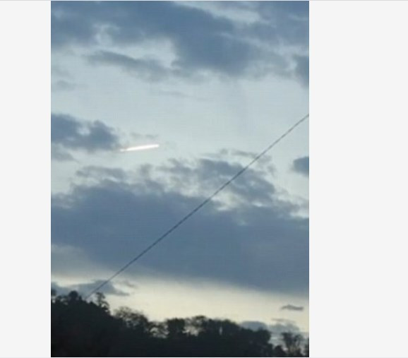 Depremden sonra gökyüzünde görülen gizemli cisim - Resim: 1