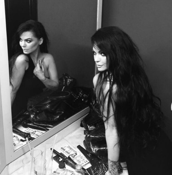 Ünlü popçuya sapık şoku! Dudaklarını yalamaya başlayınca... - Resim: 2