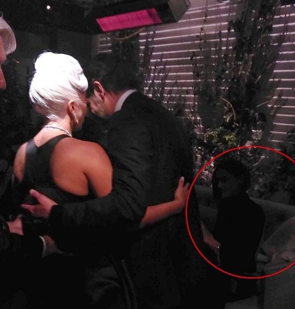 Lady Gaga ile Bradley Cooper’ın yakınlaşması Oscar partisinde de devam etti - Resim: 1