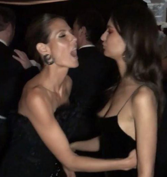 Damga vurdular! Sosyal medyayı sallayan öpüşme - Resim: 4