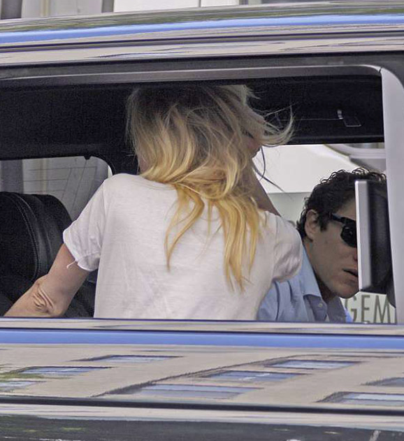 Kameraları görünce panikledi! Arka koltukta böyle yakalandı - Resim: 3