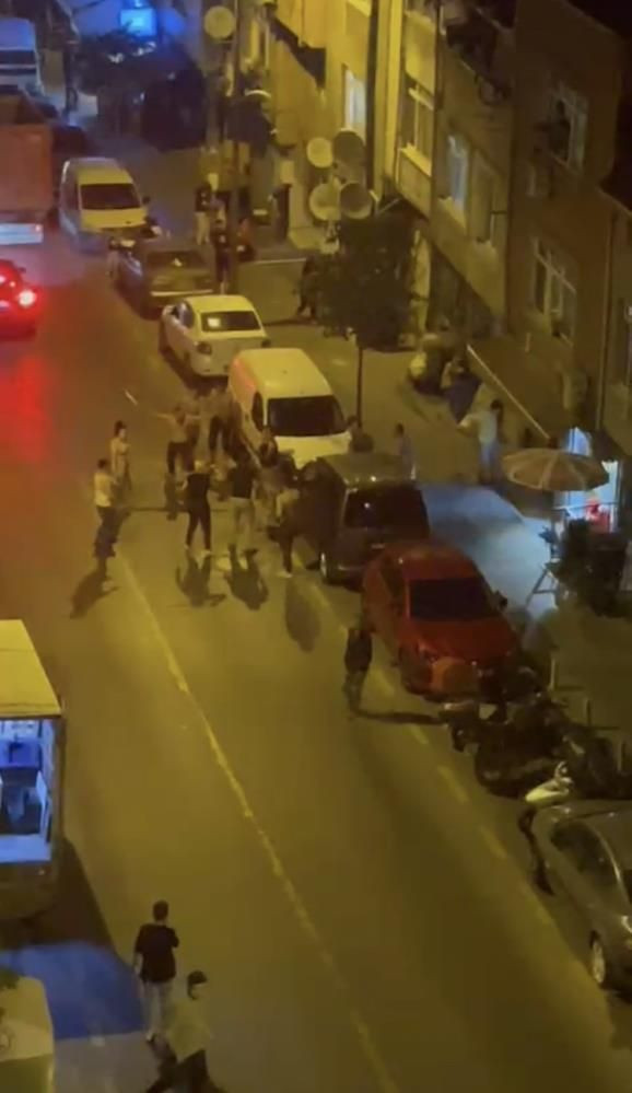 İstanbul’da hayrete düşüren görüntüler! iki grup birbirine girdi: Kavga sırasında döner bıçaklı şahsa motosiklet çarptı! - Resim: 4