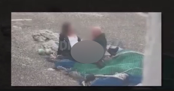 Gündüz gözüyle sokak ortasında ilişkiye girdiler çevredekiler alkışladı rezalet - Resim: 3