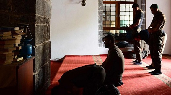 Helal olsun dedirtti ezanı bakın kim okumuş ? - Resim: 3