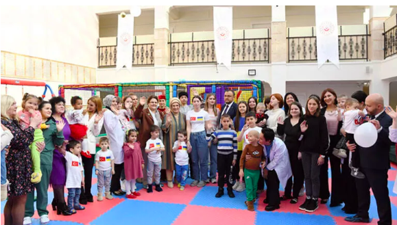 Emine Erdoğan, Ukrayna’dan Türkiye’ye getirilen yetim çocuklarla buluştu - Resim: 0