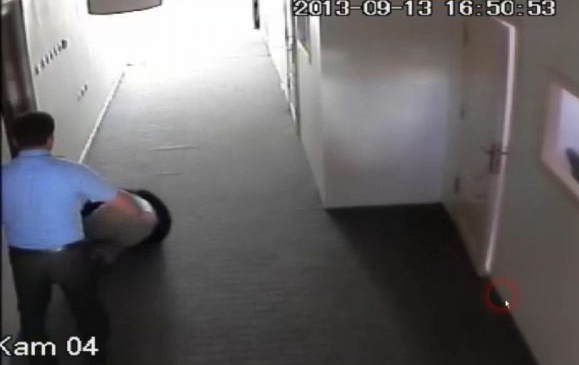 Zihinsel engelliye dayak kamerada - Resim: 3