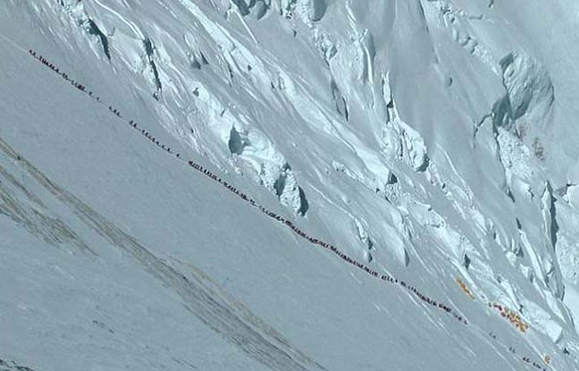 Dünyanın tepesinde yaklaşık 200 ceset var - Resim: 2