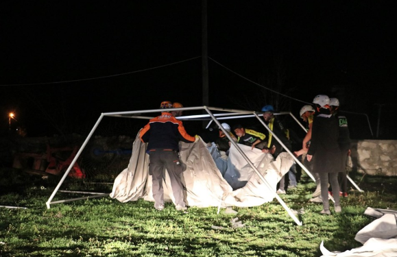 Deprem sonrası geceyi sokakta geçirdiler - Resim: 4