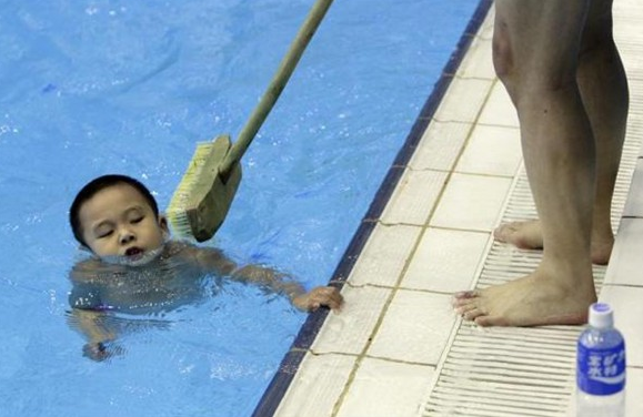 Çinli çocuklar yüzmeyi böyle öğreniyor - Resim: 1