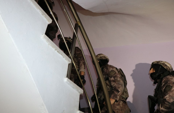 İstanbul’da şafak vakti operasyonu! Çok sayıda gözaltı var - Resim: 3