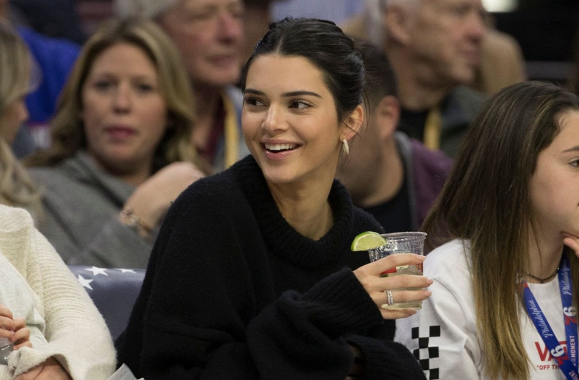 Kendall Jenner'a soğuk duş imza kampanyası başlattılar - Resim: 1