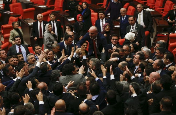 Bütçe görüşmelerinde gerginlik çıktı ortalık birbirine girdi - Resim: 4