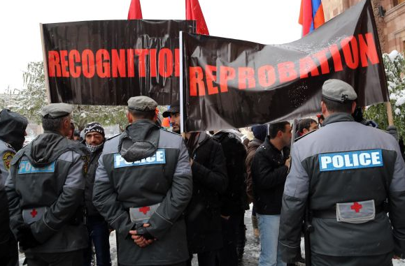 Ahmet Davutoğlu Erivan'da protesto edildi - Resim: 2