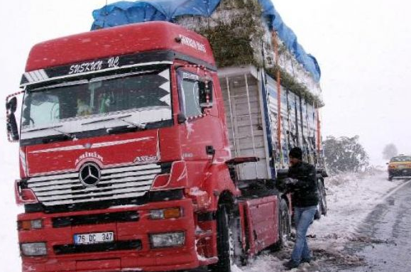 Kar yağışı yolları kapattı! - Resim: 4