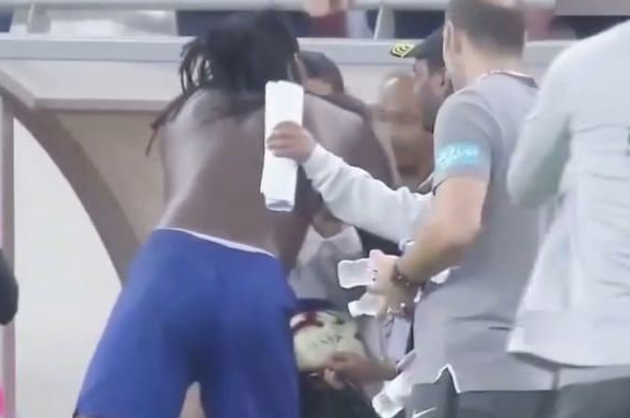 Bafetimbi Gomis'in gol sevinci, top toplayıcı çocuğu korkuttu - Resim: 4