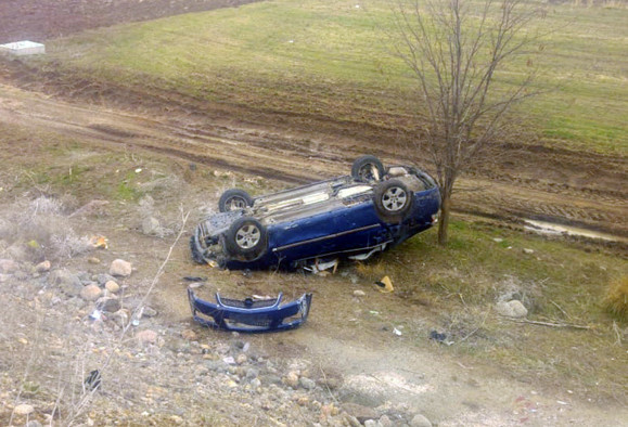 Afyonkarahisar'da otomobil tarlaya uçtu taklalar attı 1 ölü 4 yaralı - Resim: 0