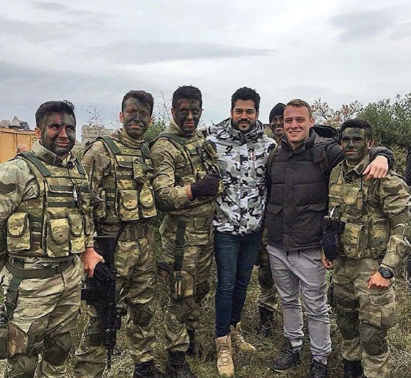 Burak Özçivit ve Kerem Bürsin'den moral ziyareti - Resim: 1