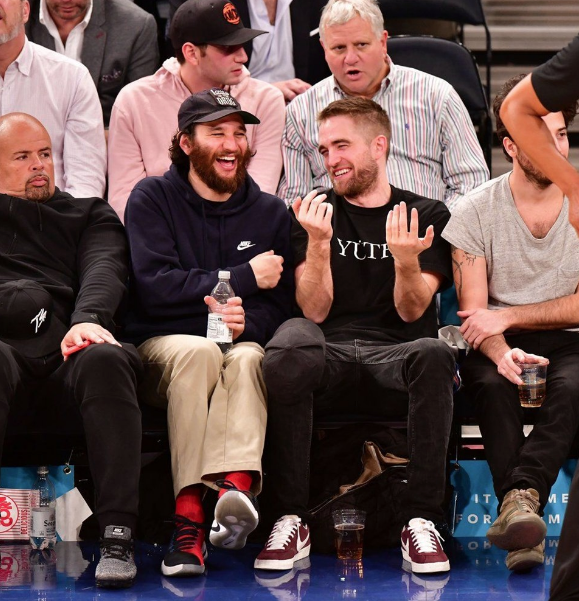 Maçı değil süper minili kızları izledi! Gözleriyle yedi bitirdi - Resim: 3