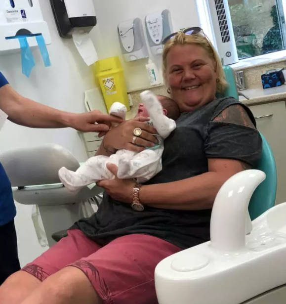 Sonunda bu da oldu! 12 günlük bebek diş çektirdi - Resim: 2