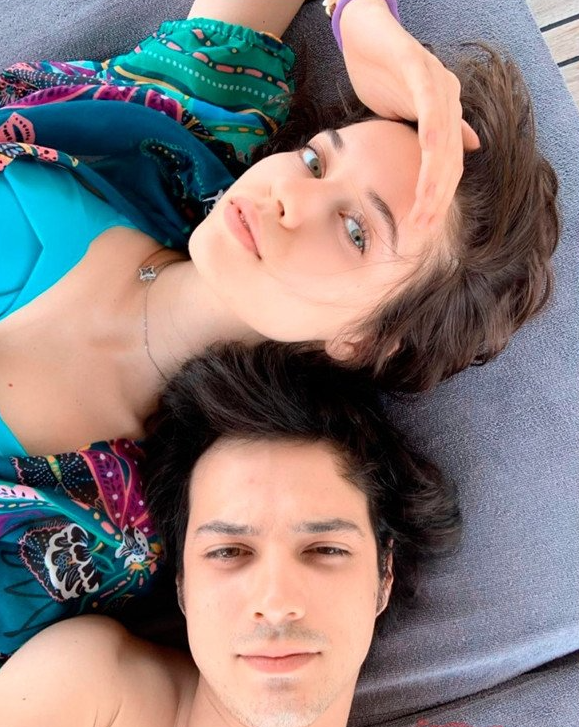 Afra Saraçoğlu Mert Yazıcıoğlu ayrıldı!  'Yalı Çapkını' yakışıklısı ve 'Darmaduman' güzeli gerçek aşkı bitirdi - Resim: 1