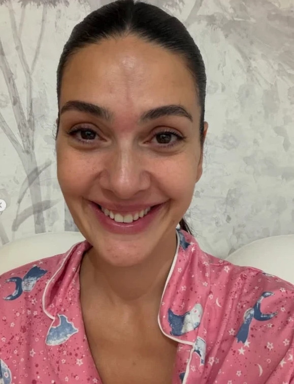 Bergüzar Korel'den makyajsız ve pijamalı paylaşım! Sosyal medya resmen yıkıldı - Resim: 6