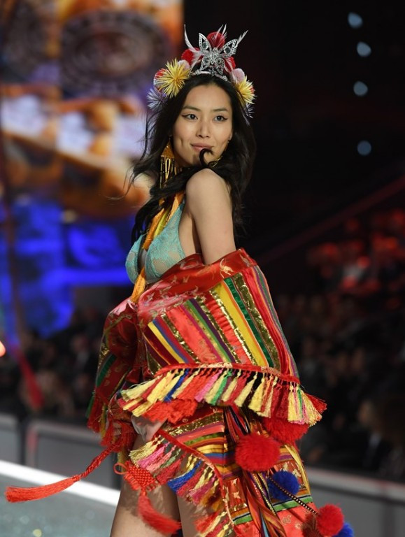 Victoria Secret meleklerin serveti dudak uçuklatıyor - Resim: 4