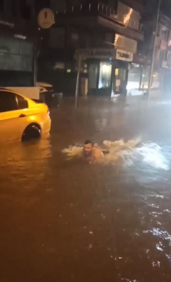 Antalya'da yollar göle döndü! Bir vatandaş araçlar arasında yüzdü - Resim: 2