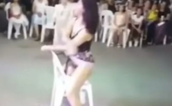 Köydeki sünnet düğününde twerk! Eteğini kaldırıp 'popo sallama' dansı olay - Resim: 3