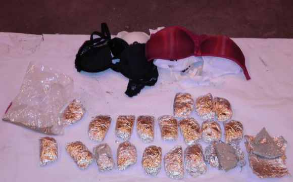 Sütyenin içindeki şaşırttı! - Resim: 2