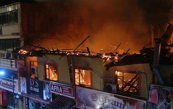 10 işyeri cayır cayır yandı - Resim: 1
