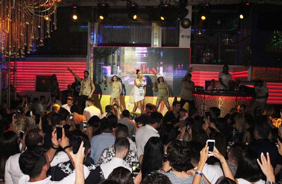 Demet Akalın'ın elbisesindeki İngilizce yazı şaşırttı - Resim: 3