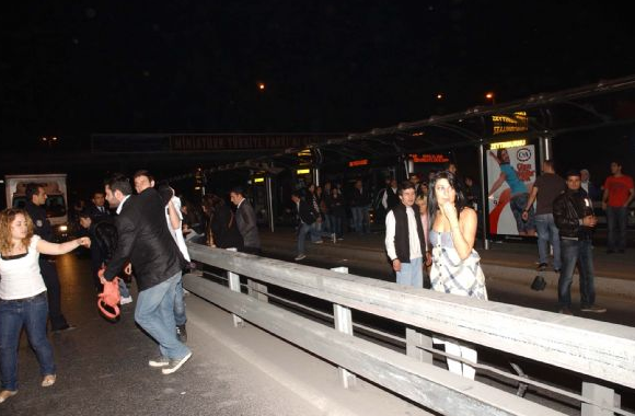 Metrobüs yolunda facia gibi kaza! - Resim: 4