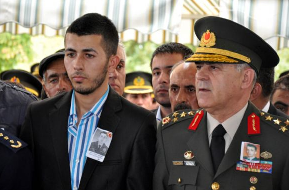 Polis şehidi binlerce kişi uğurladı - Resim: 4