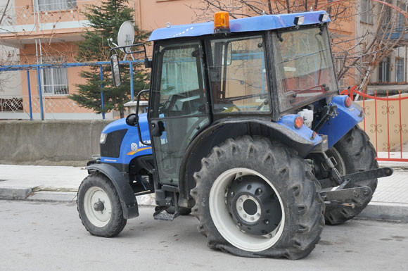 Alkollü gençler 120 aracın lastiğini kesti! - Resim: 1