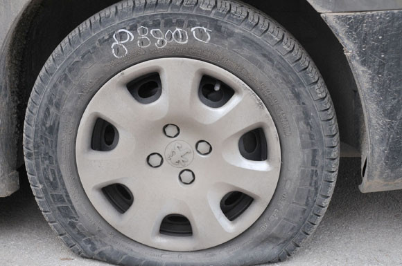 Alkollü gençler 120 aracın lastiğini kesti! - Resim: 2