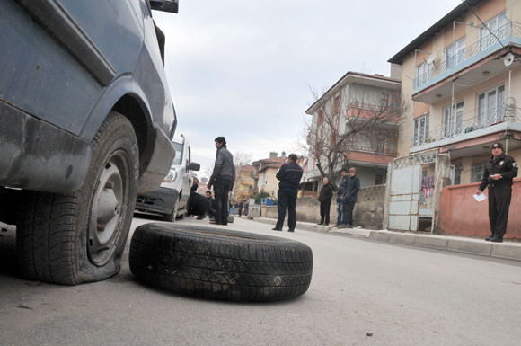 Alkollü gençler 120 aracın lastiğini kesti! - Resim: 3