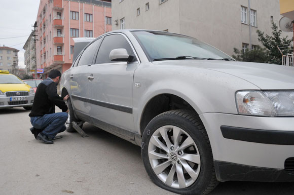Alkollü gençler 120 aracın lastiğini kesti! - Resim: 4