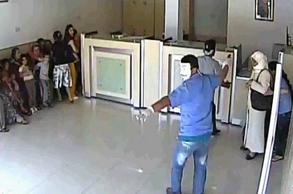 Silahlı soyguncular güvenlik kamerasında... - Resim: 1