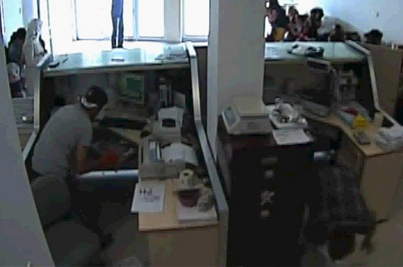 Silahlı soyguncular güvenlik kamerasında... - Resim: 2