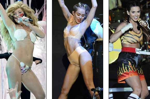 Ünlüler sahnede neredeyse çıplak! - Resim: 1