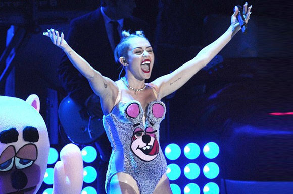 Ünlüler sahnede neredeyse çıplak! - Resim: 4