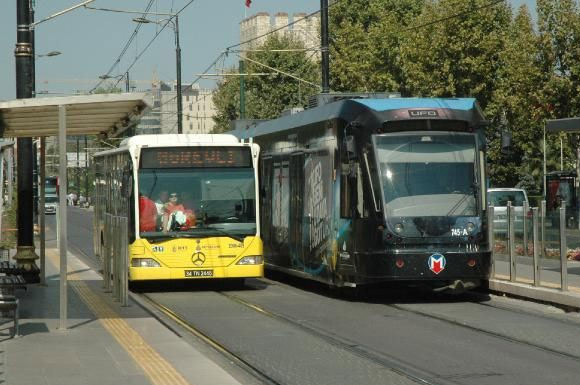 Otobüsler tramvay yoluna indi - Resim: 4