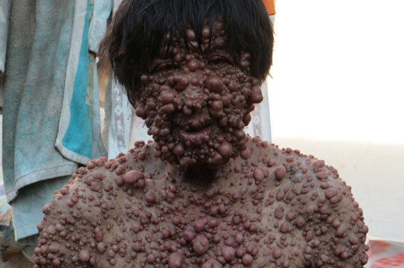 Göğüsleriyle masaj yapan kadın - Resim: 2