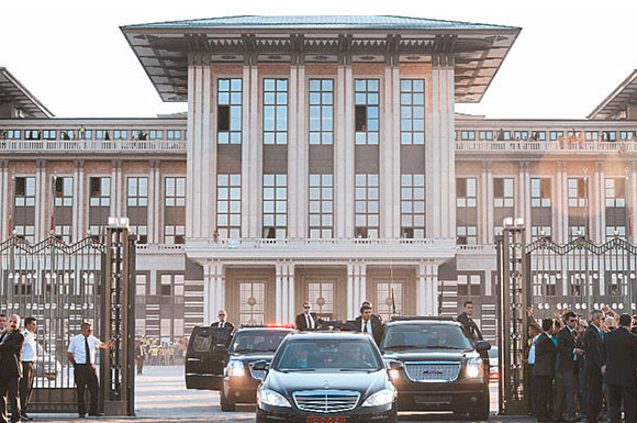 'Ak Saray'a harcanan parayla ebola bile durdurulur' - Resim: 1