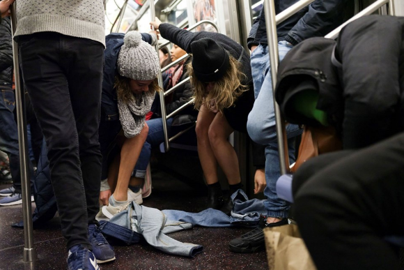 Metroda bir anda soyunmaya başladılar! Gerçek ise sonradan ortaya çıktı - Resim: 4
