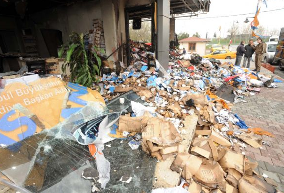 Ak Parti seçim bürosuna saldırı - Resim: 2
